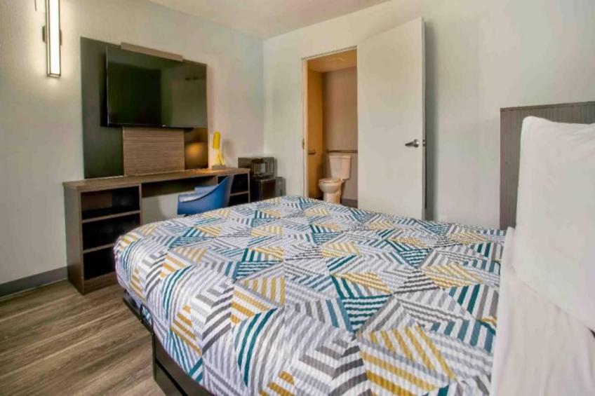 1 Queen Bed  Micfridge - foto 25