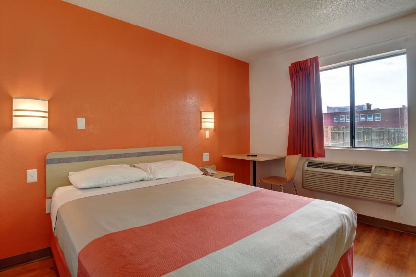 1 Queen Bed  Micfridge - foto 8