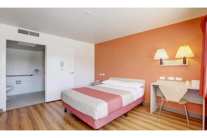 1 Full Bed  ADA/RI Shower - foto 33