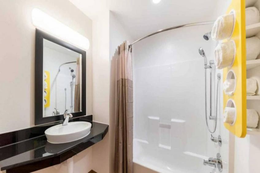 1 Queen Bed  Smoking Mini Fridge - foto 6