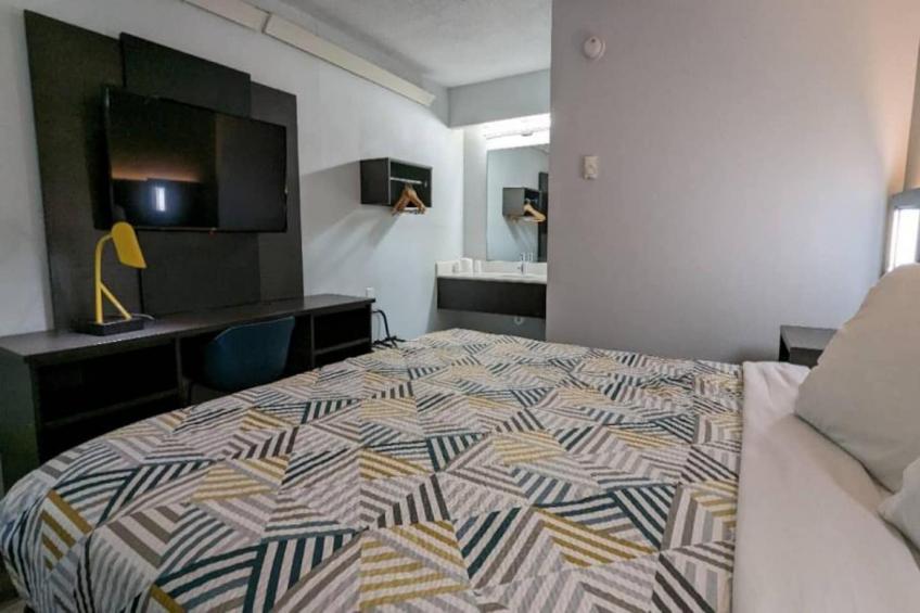 1 Queen Bed  Non-Smoking Micfridge - foto 18