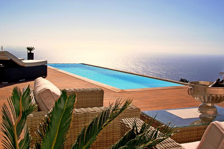 Moderne Architekten-Villa mit Infinity-Pool und Meerblick