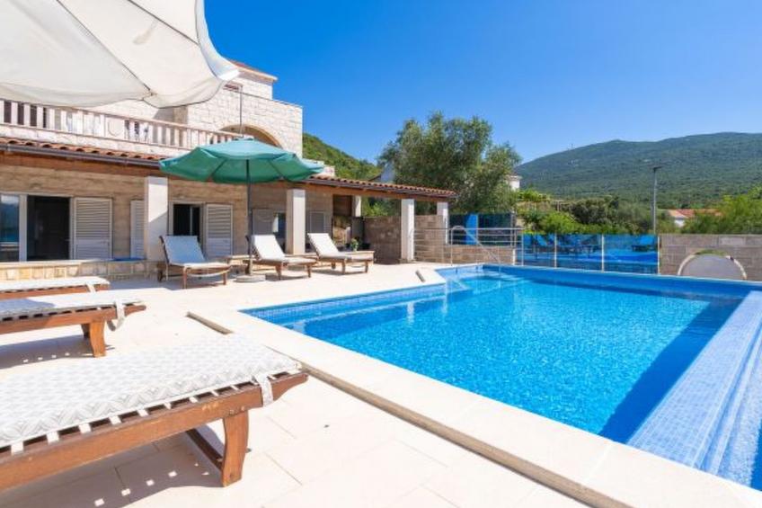 Beachfront Apartment house Hon with pool - foto 4