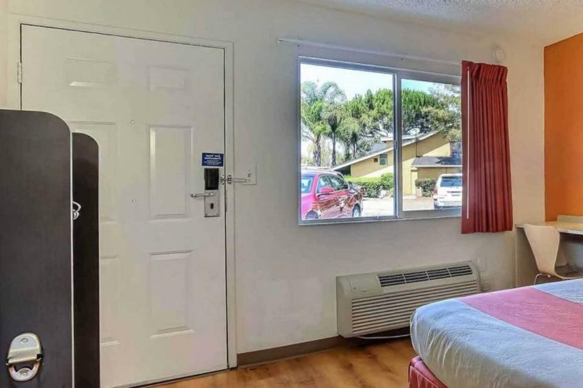 1 Queen Bed  Mini Fridge - foto 11