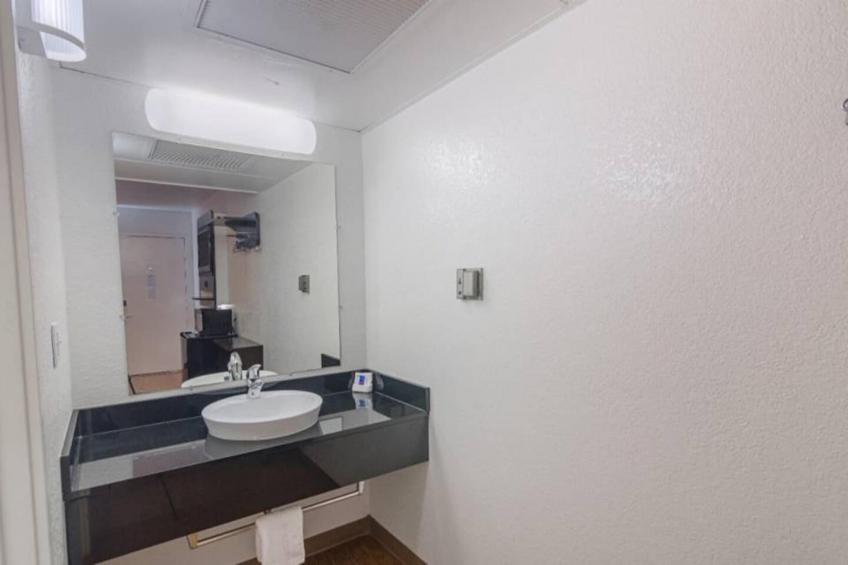 1 QUEEN BED  NON-SMOKING KITCHEN - foto 19