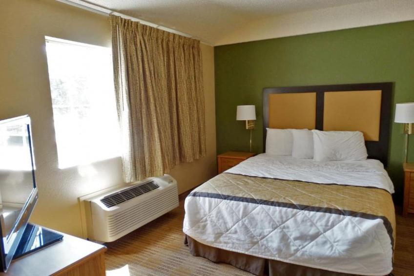 1 King Bed | Hearing Accessible, Kitchen - foto 9