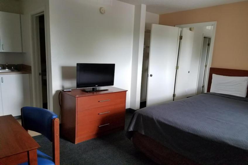1 Queen Bed  Non-Smoking Kitchen - foto 6