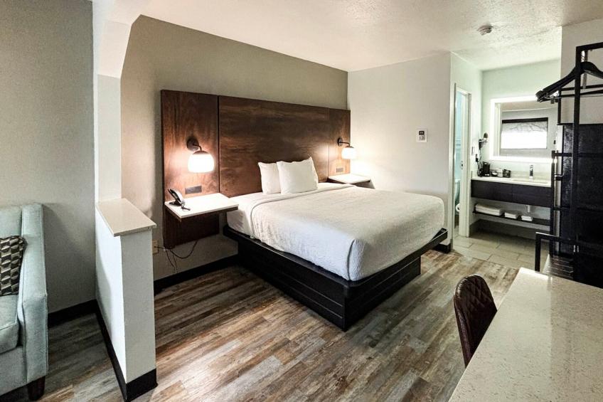 1 King Bed | Non-Smoking, Micfridge - foto 8