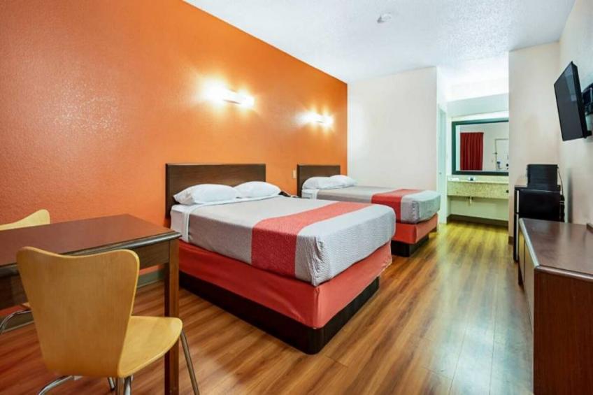 2 Queen Beds  Smoking Micfridge - foto 15