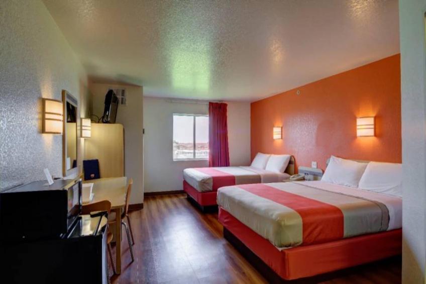 2 Queen Beds  Smoking - foto 24