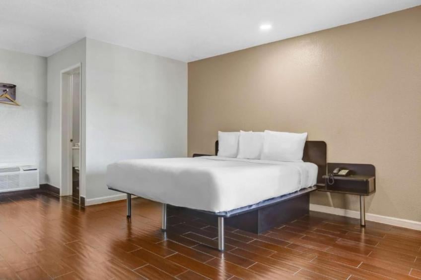 1 King Bed  Non-Smoking Micfridge