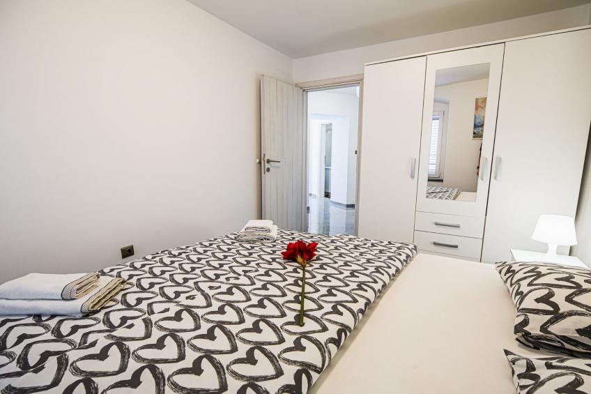 Sleek and Stylish Umag Apartments with Sea View - Two Bedroom Apartment with Balcony - foto 10