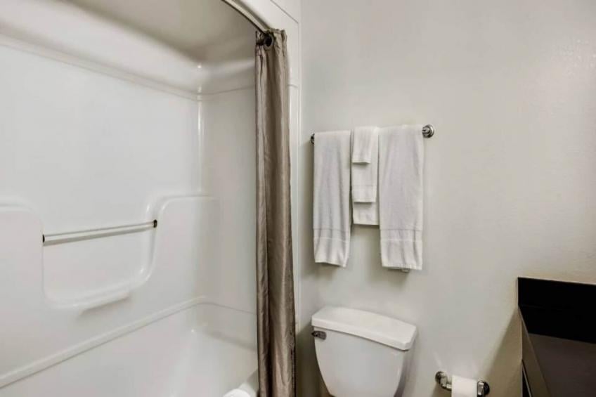 1 QUEEN BED  MOBILITY ACCESSIBLE TUB NON-SMOKING - foto 21