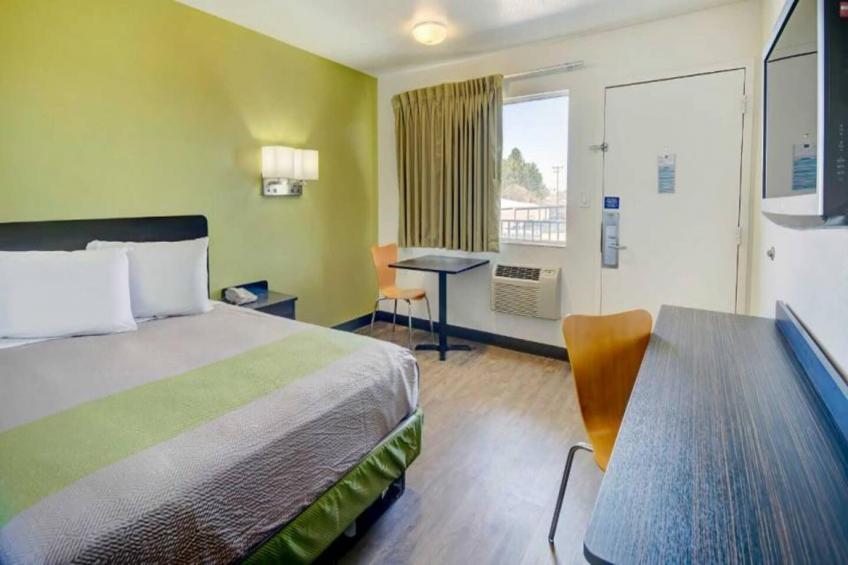 1 QUEEN BED  MICFRIDGE - foto 6