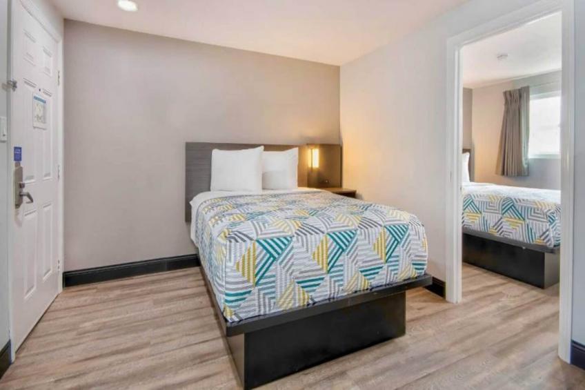 1 King Bed  Non-Smoking Kitchen - foto 9