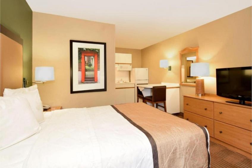 1 Queen Bed  ADA\/RI Shower\/Non-Smoking\/Kitchen - foto 10