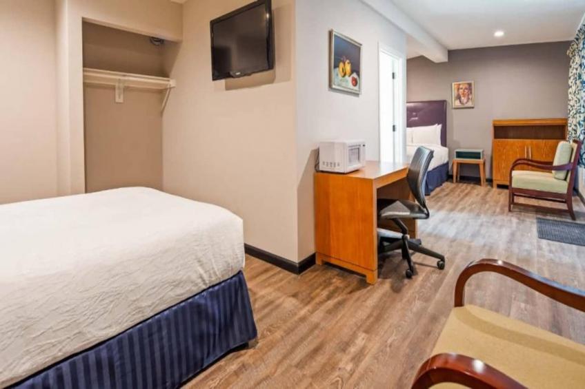 1 Queen Bed  Non-Smoking Micfridge - foto 7