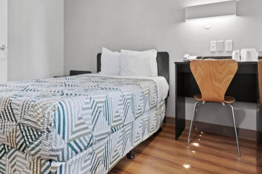 1 Queen Bed  Mini Fridge - foto 16