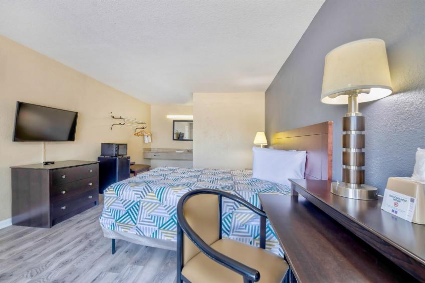 1 Queen Bed | Smoking, Micfridge - foto 14