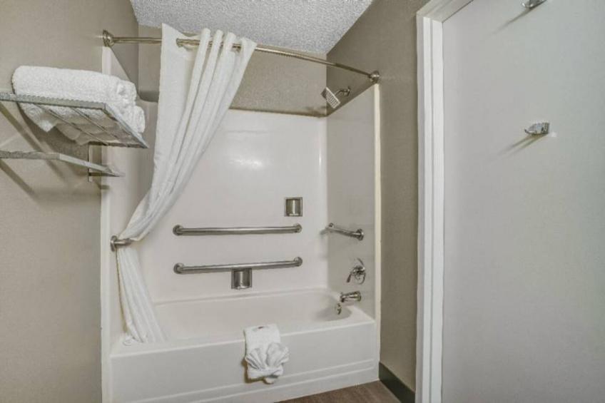 1 FULL BED  MOBILITY ACCESSIBLE TUB NON-SMOKING KITCHEN - foto 19