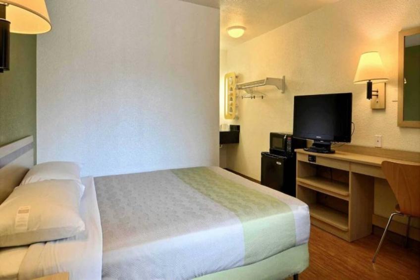 1 Queen Bed  Non-Smoking Mini Fridge - foto 8