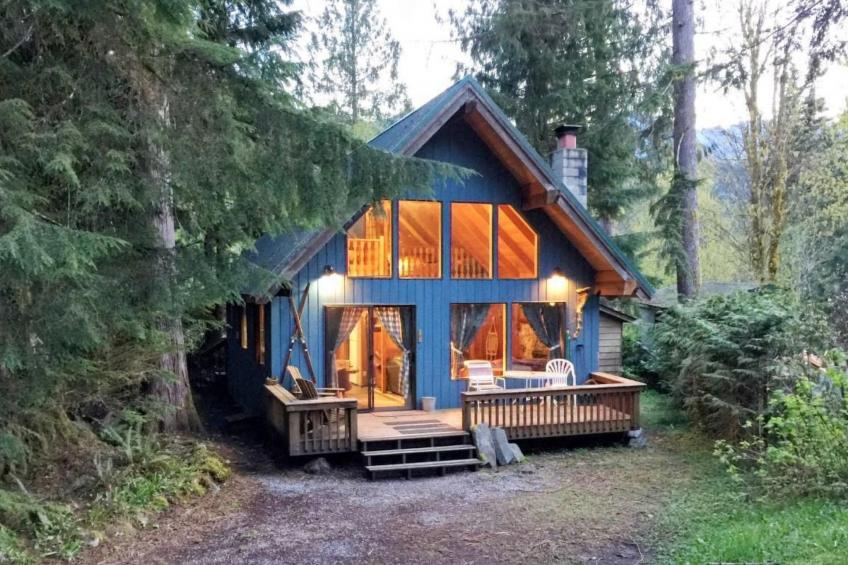 Gemütliche Hütte mit Wi-Fi, Kamin und Whirlpool