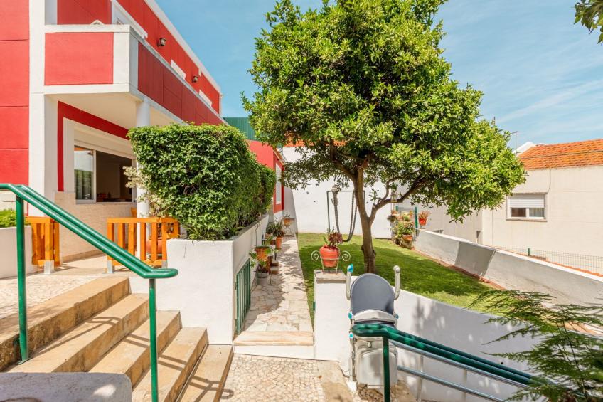 in Algés mit Kleinem gemeinsamem Pool