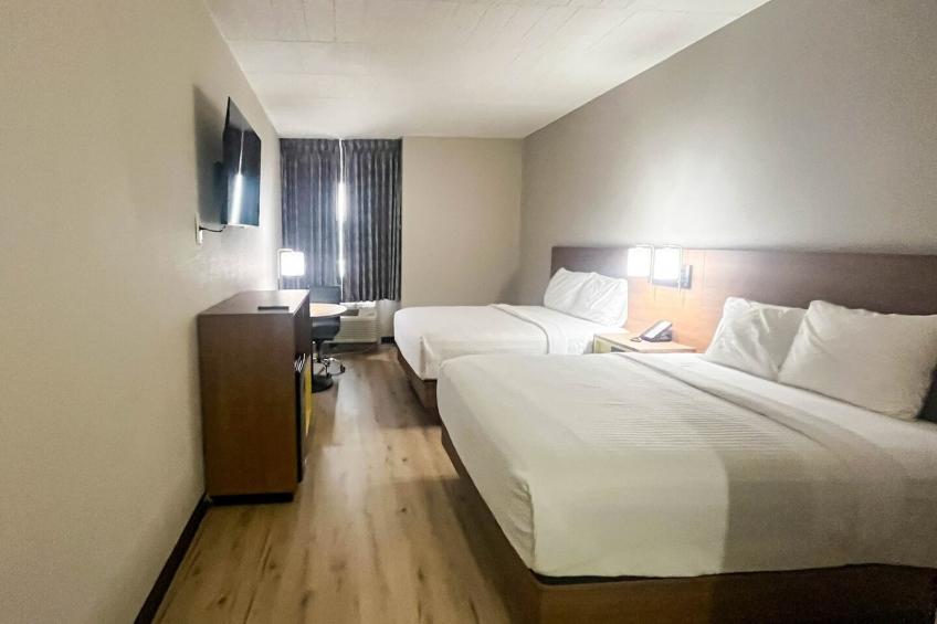 2 Queen Beds | Non-Smoking, Micfridge - foto 9