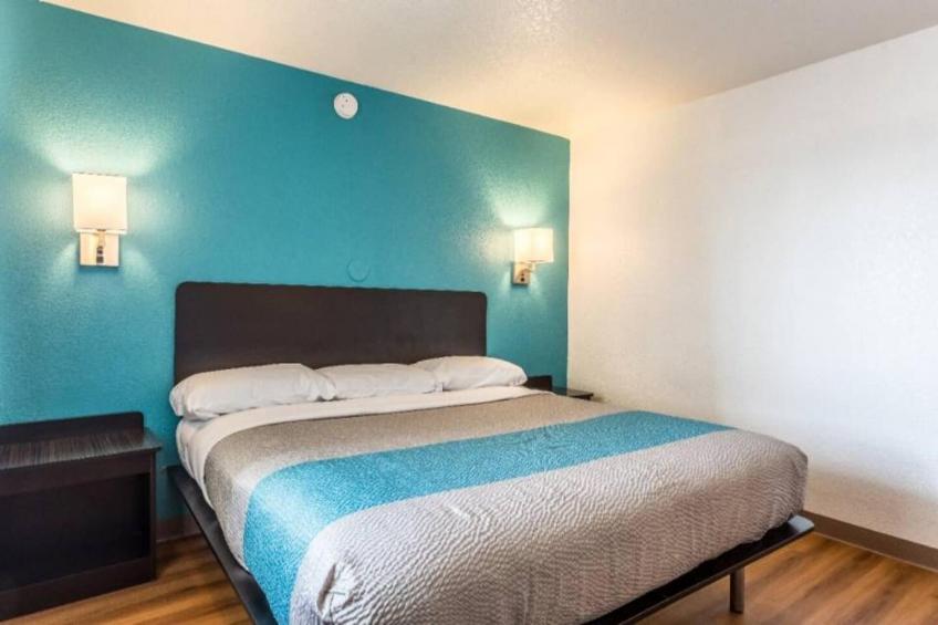 1 King Bed  Mobility Accessible RI Shower Nsmk - foto 7