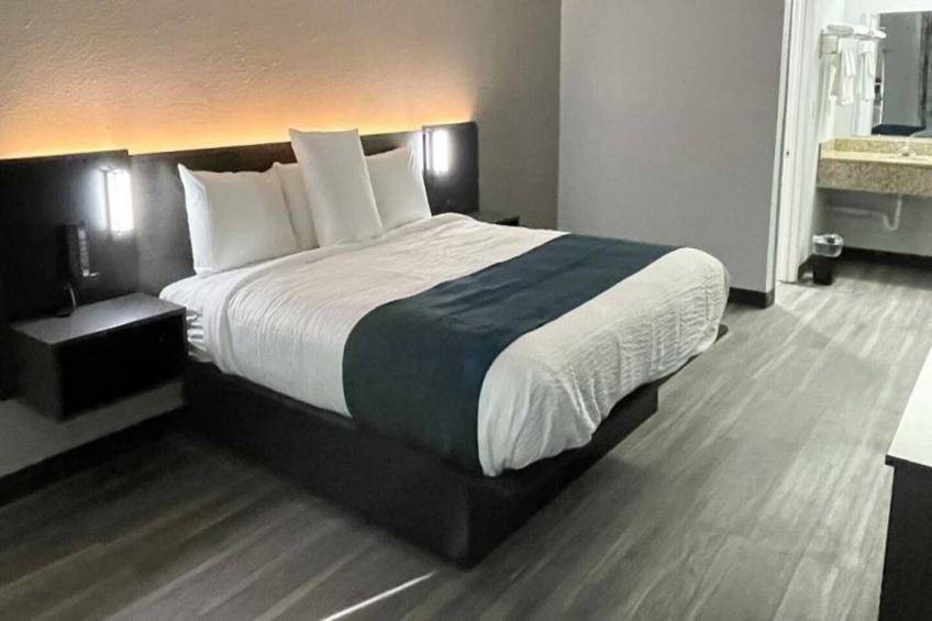 1 King Bed  Smoking Micfridge - foto 19