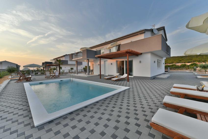 Luxury Escape with Swimming Pool & Modern Design - Deluxe Four Bedroom Villa with Sea View and Private Pool (Villa 5) - foto 56