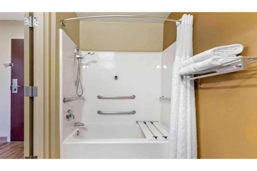 1 Queen Bed  Non-Smoking Kitchen - foto 12