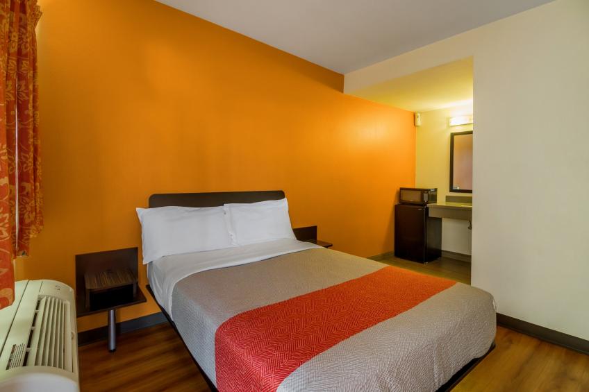 1 Queen Bed  Non-Smoking Micfridge - foto 8