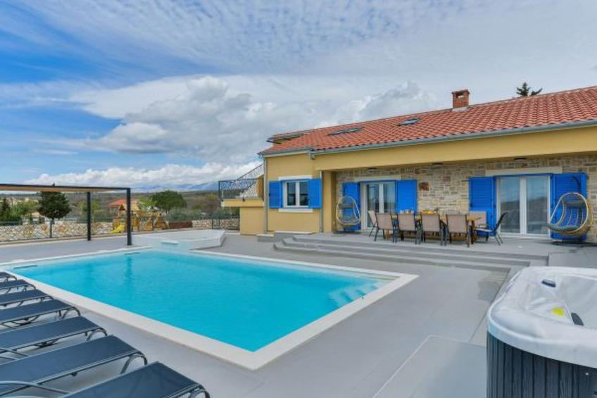 Villa RE with heated pool and spa