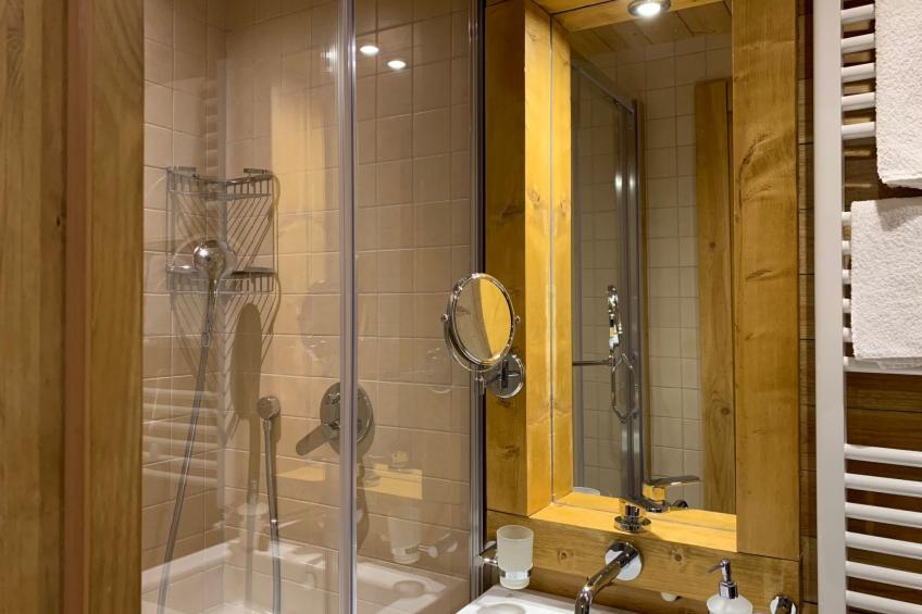 Die Ski-Suite hat ein Schlafzimmer und ein kleines Wohnzimmer ohne Küche. - foto 6