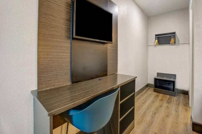 2 Full Beds  Smoking Mini Fridge - foto 16