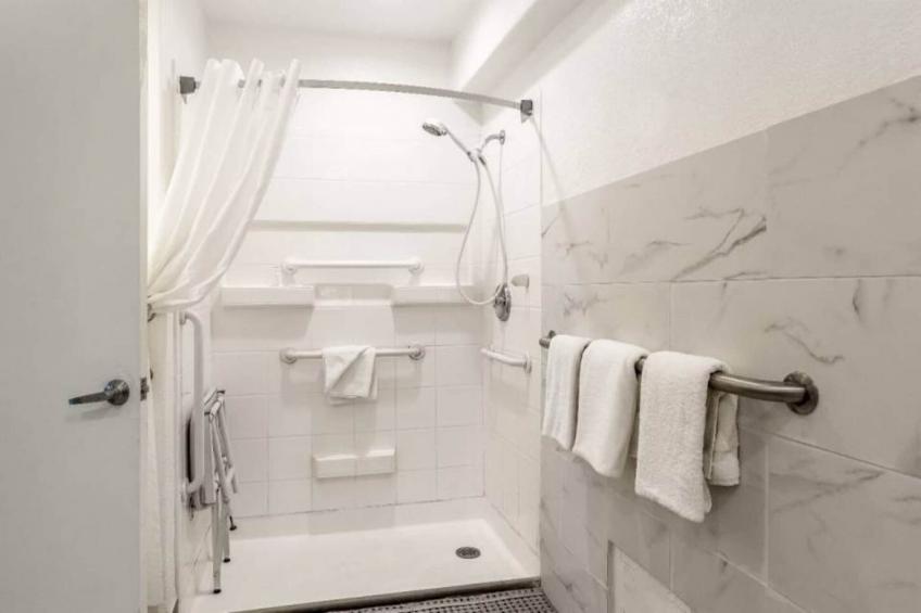 1 Queen Bed  Non-Smoking Kitchen - foto 19