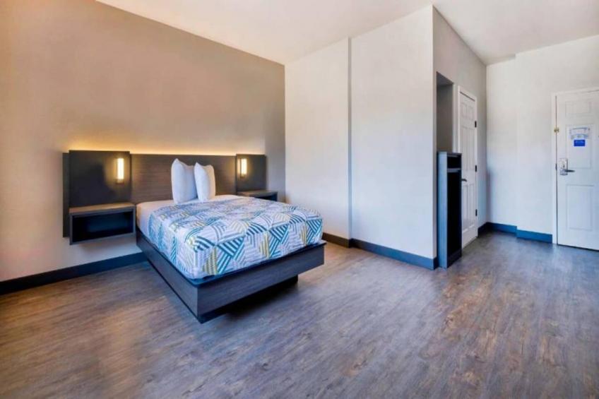 1 King Bed  Non-Smoking Micfridge - foto 9
