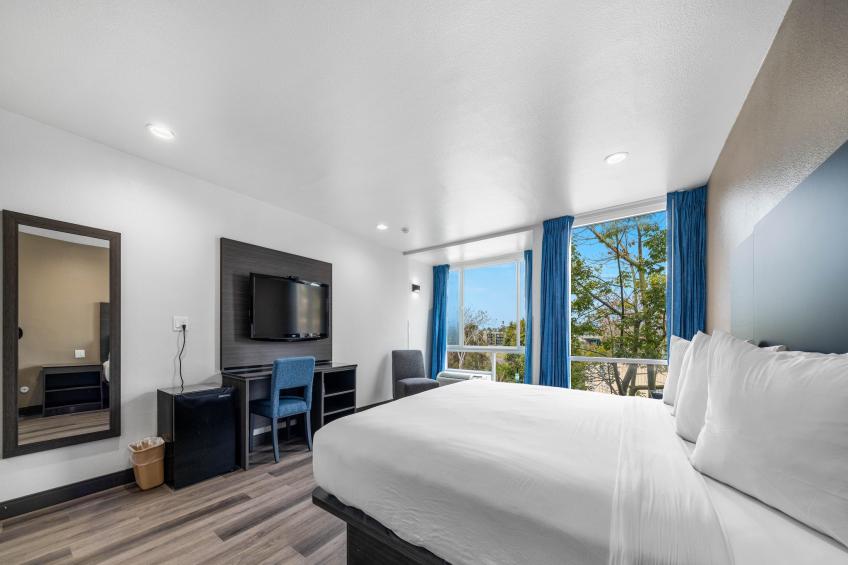 1 King Bed  Non-Smoking Mini Fridge - foto 8