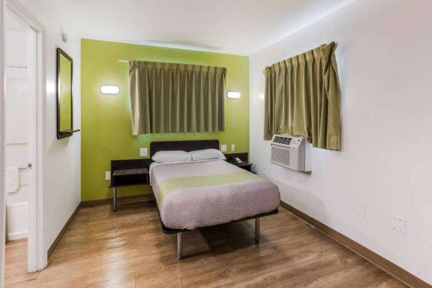1 Queen Bed  ADA/RI Shower/Non-Smoking - foto 14