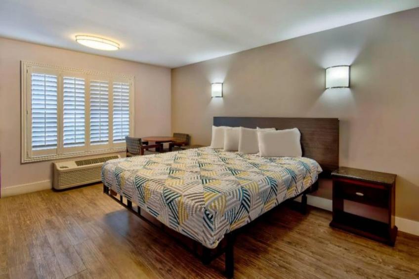 1 King Bed  Non-Smoking Mini Fridge - foto 30