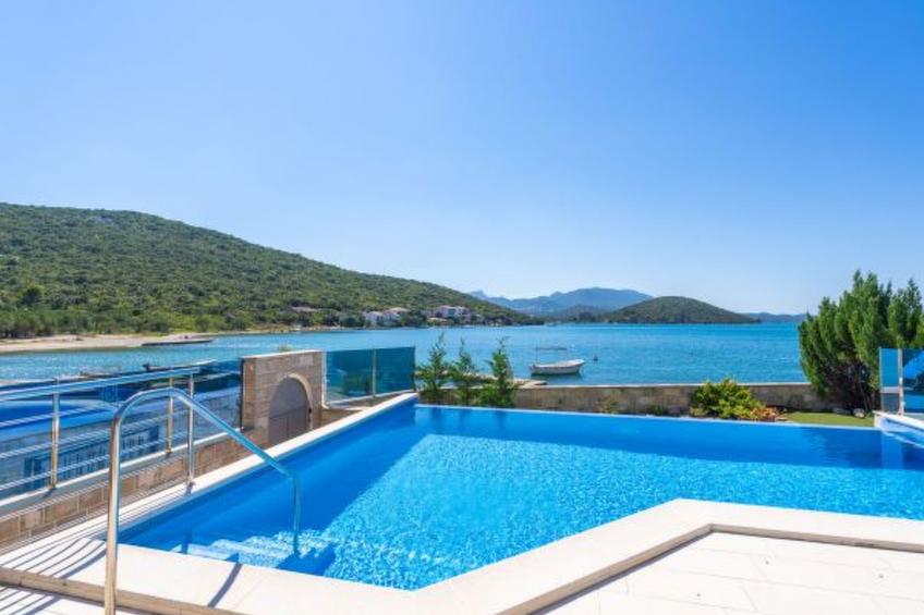 Beachfront Apartment house Hon with pool - foto 14