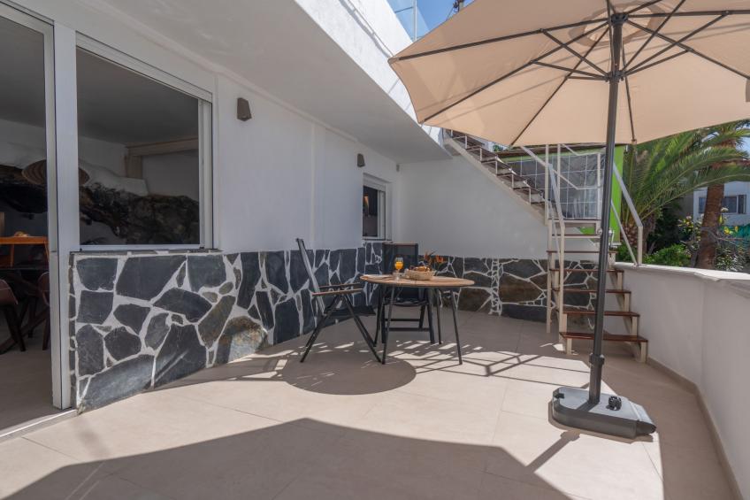 Spektakuläre Höhle mit zwei großen Terrassen am Meer - foto 19