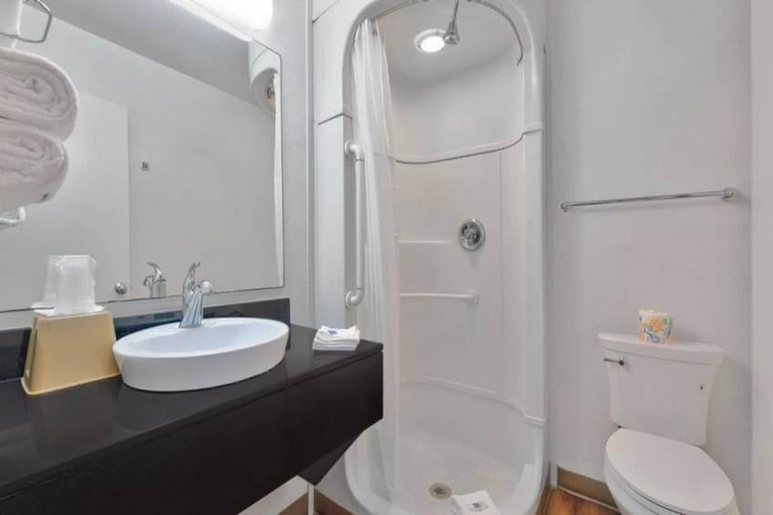 1 FULL BED  MOBILITY ACCESSIBLE RI SHWR - foto 11