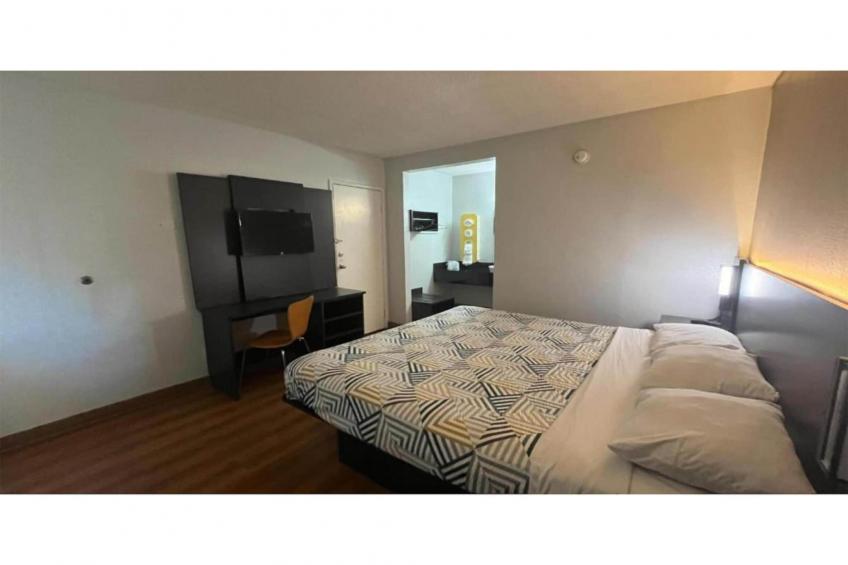 1 King Bed  Mobility Accessible RI Shower Nsmk - foto 4