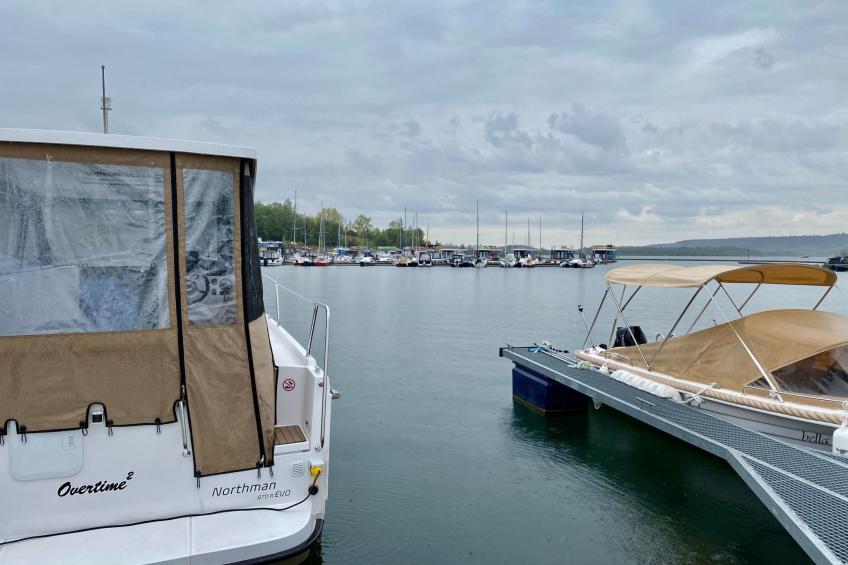 Yacht Overtime im Hafen der Marina Braunsbedra - foto 37