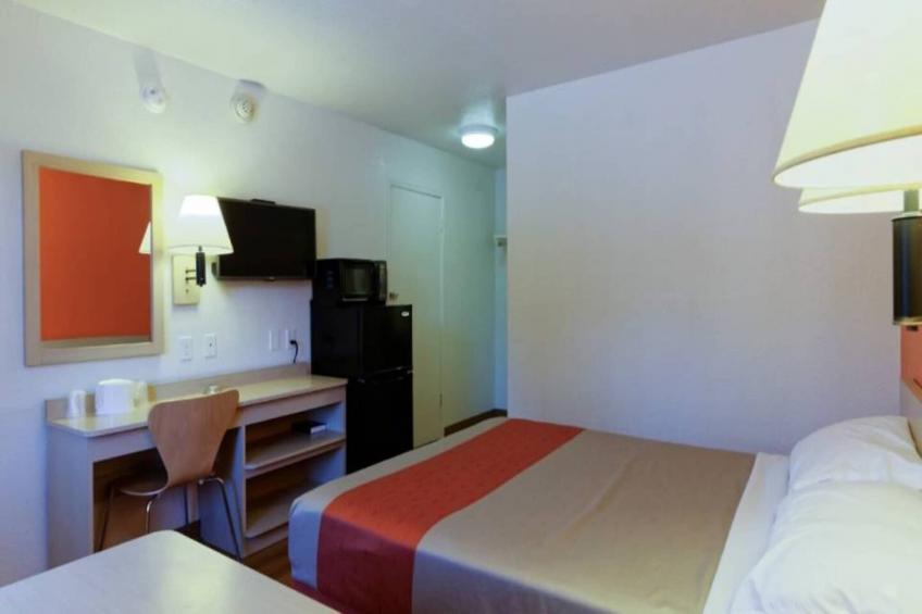 1 Full Bed  ADA/RI Shower/Micfridge - foto 12