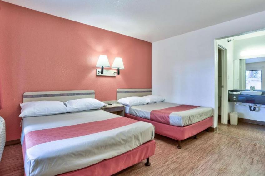 2 Full Beds  Micfridge  Smoking - foto 15