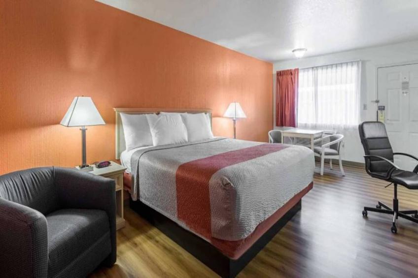 1 King Bed  Non-Smoking Micfridge - foto 3