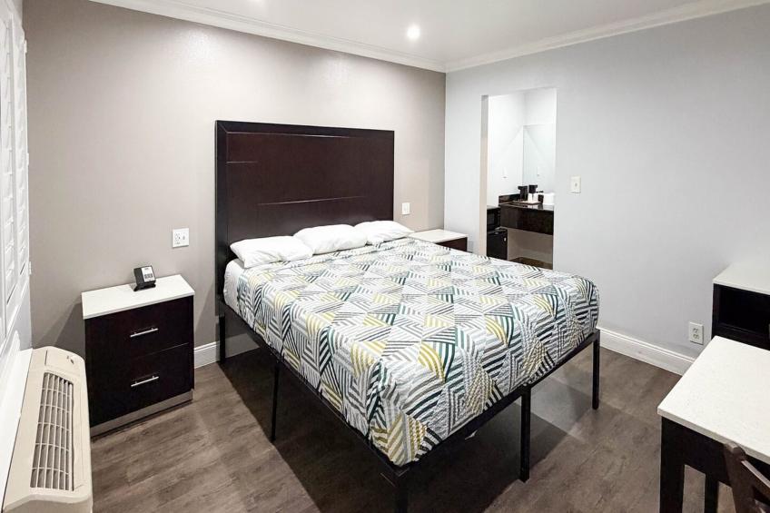 1 King Bed | Non-Smoking, Micfridge - foto 10